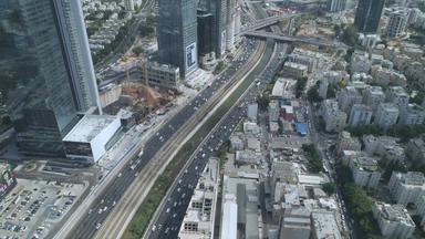 电话特拉维夫高速公路路白天空中无人机视图ayalon高速<strong>公路车</strong>路交通中间现代城市以色列